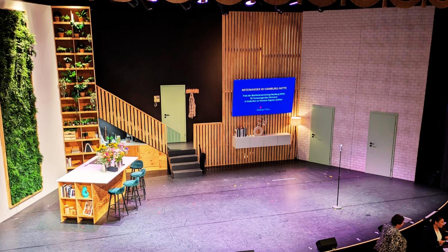 Bühne der Verleihung des Ehrenamtspreises der Bezirksversammlung Hamburg-Mitte mit Leinwand und begrünter Wand