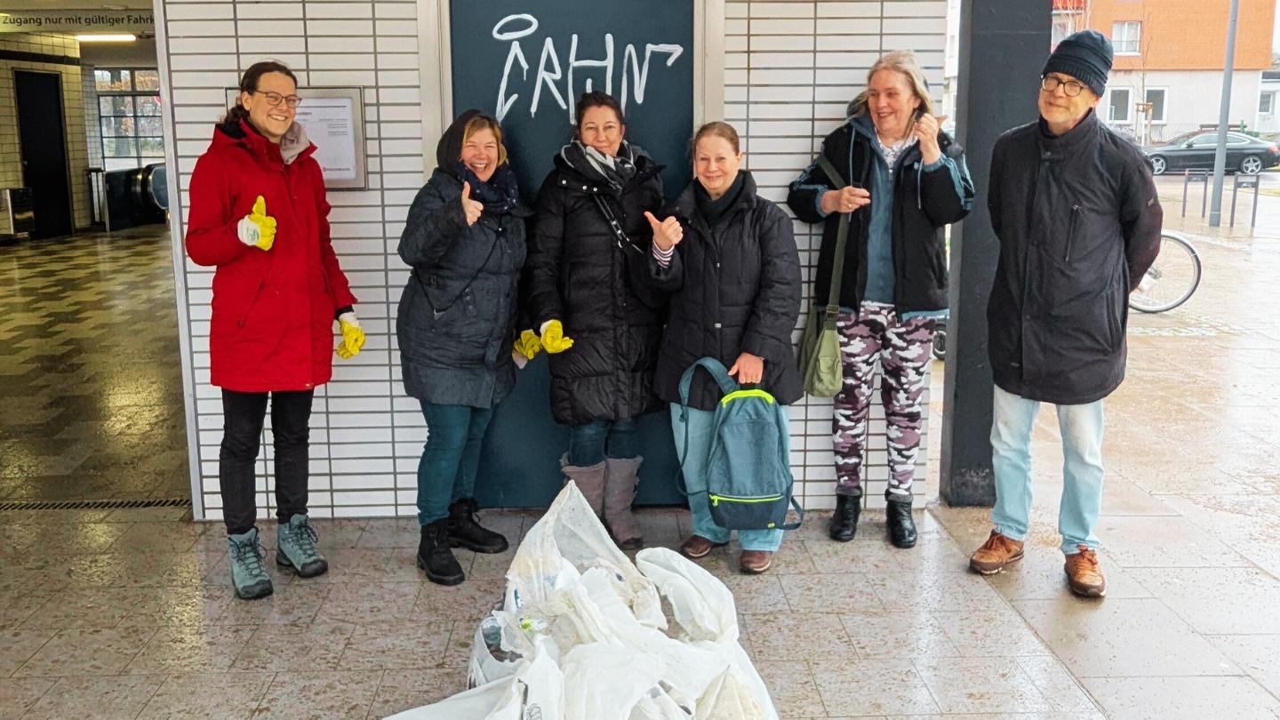 Teilnehmer:innen der Aktion Hamburg räumt auf mit gefüllten Müllsäcken vor dem U-Bahnhof Horner Rennbahn in Horn
