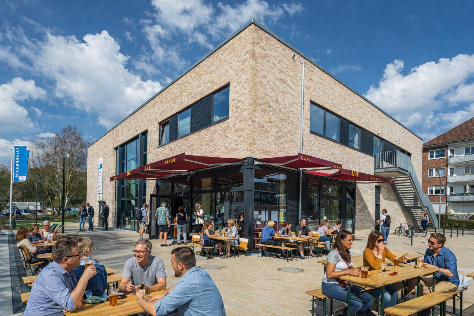 Außenansicht des Stadtteilhauses Horner Freiheit am Gojenboom 46 mit belebtem Vorplatz in Hamburg-Horn