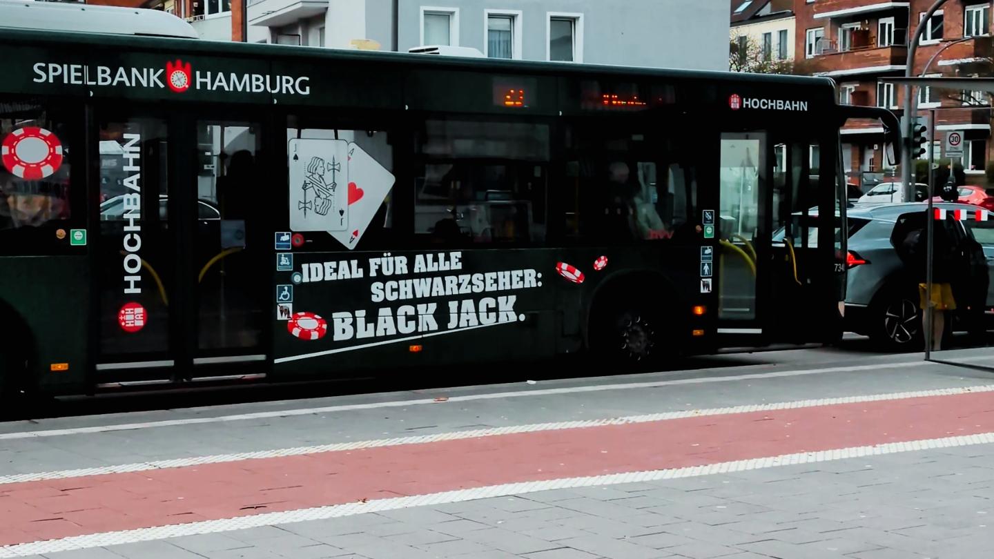 HOCHBAHN-Gelenkbus der Linie 23 an einer Haltestelle in Hamburg-Horn