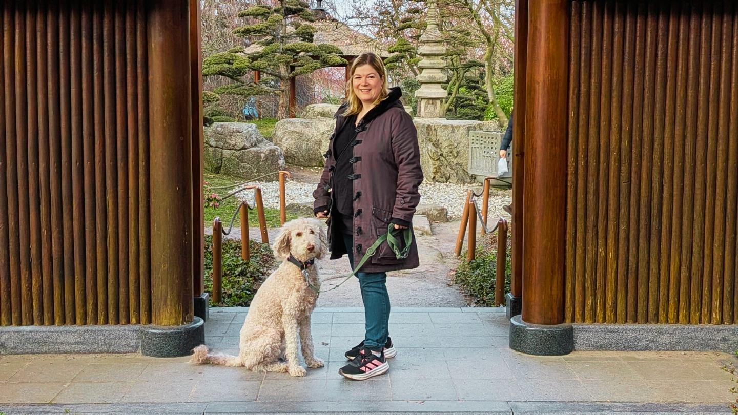 Stephanie Wittern mit ihrer Königspudelhündin im Japanischen Garten von Planten un Blomen, Hamburg-Mitte