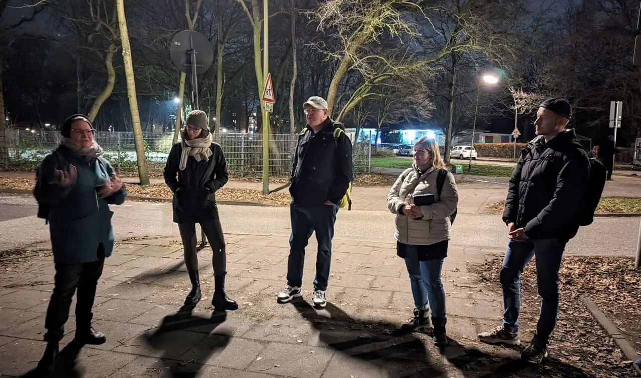 Stephanie Wittern und NABU-Expertin Dr. Katharina Schmidt beim Abendspaziergang durch Hamburg-Horn