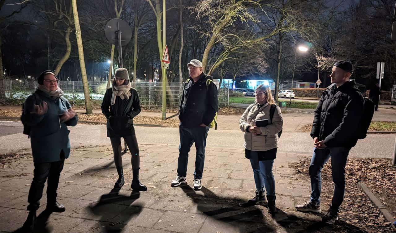 Stephanie Wittern und NABU-Expertin Dr. Katharina Schmidt beim Abendspaziergang durch Hamburg-Horn