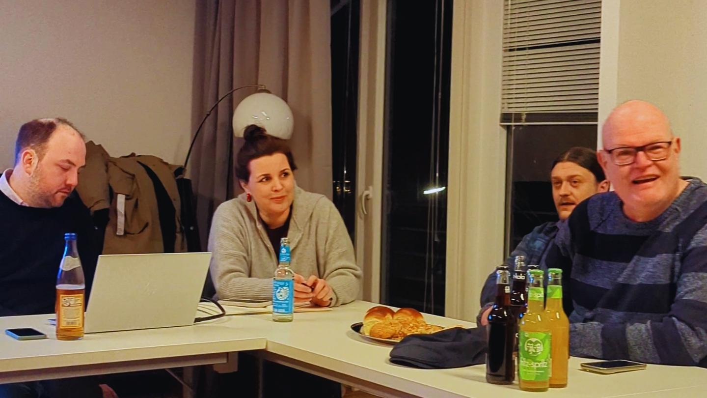 Stadtteilgruppentreffen der Grünen Hamburg-Mitte: Senatorin Anna Gallina und Bezirksabgeordnete Stephanie Wittern im Gespräch